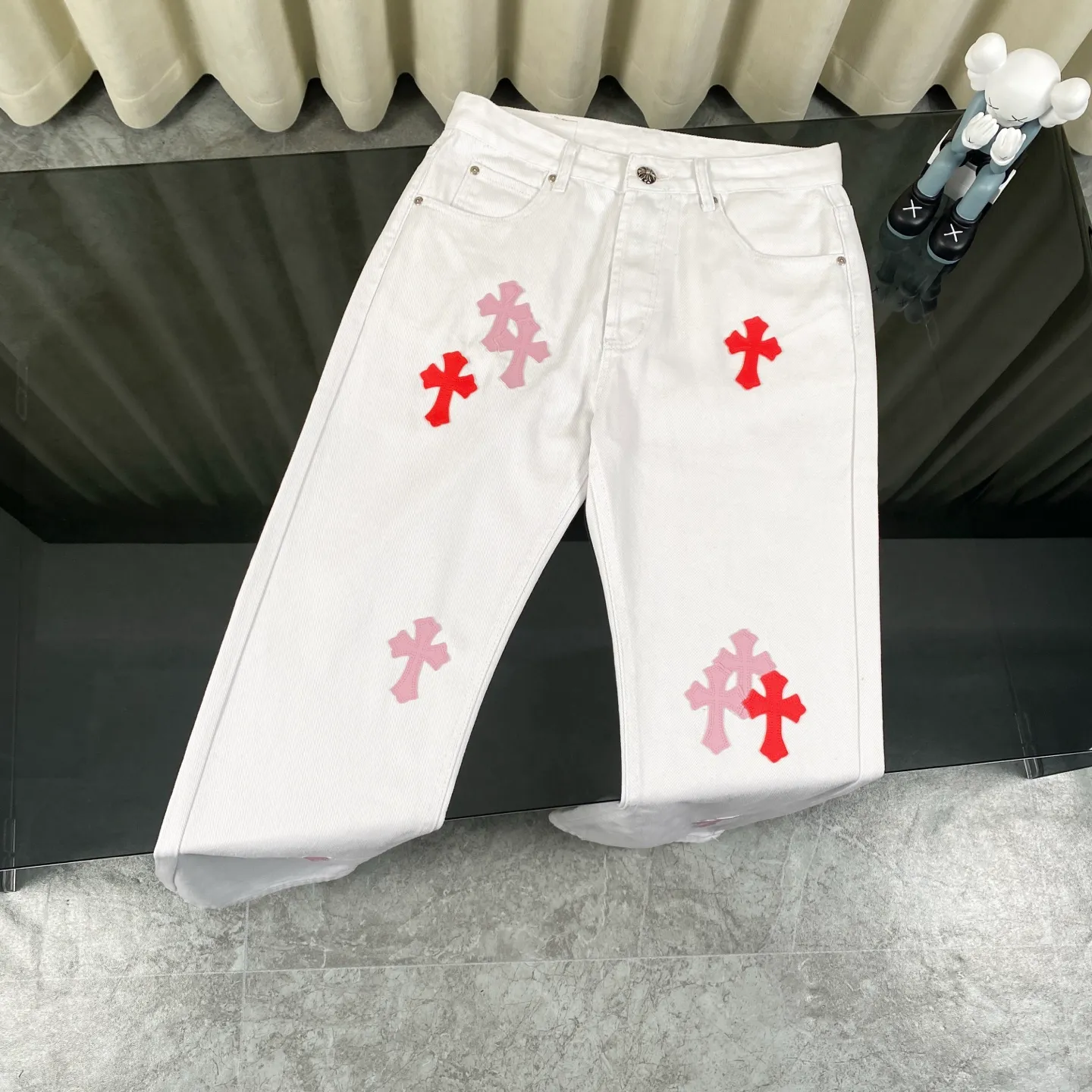 🅿️280 [Strongest version] Chroe Hets CH Chroe Hets CH white and light pink leather label jeans Customized metal buckle Legs washed distressed ripped hem ceiling-level jeans ‼ About Zangyin✅This is an extremely luxurious fashion brand that can also be called the aristocrat of the high street. It has always been an exclusive brand for some hipsters or the rich second generation. Compared with ordinary high streets, it is more luxurious and noble. Compared with luxury brands, it is more fashionable and individual. Top heavy industry fashion design✅Consistently high street luxury style creation. Speaking of this style, the Zangyin family and the GU family are definitely among the leading representative brands. Especially the Zangyin family's creation of high street style has really achieved an effect of transformation. The color of this model is already very eye-catching by using a unique washed material. It is decorated with pink patchwork cross flowers, which cleverly highlights the charm of the brand. Secondly, this model adopts a classic high-waist cut design, which highlights the long legs and fashionable temperament of the upper body. The brand is highly recognizable and the slim-fitting configuration is more suitable for daily wear. The personality will be fashionable and the specifications can be seen at a glance. Materials and technology ✅ Needless to say, this point goes without saying. As an excellent craftsman brand, Zangyin's requirements for details and craftsmanship are really perfect. The washed color of this model has gone through a lot of processes, not to mention the embellishment of the denim appliqués. It is also purely handmade and sewn. Just like what they believe in, only handmade things have soul and have the meaning of wearing. A top-notch heavy-duty fashionable denim item, recommended by both hands‼   Size: 28 30 32 34 equivalent to S-XL